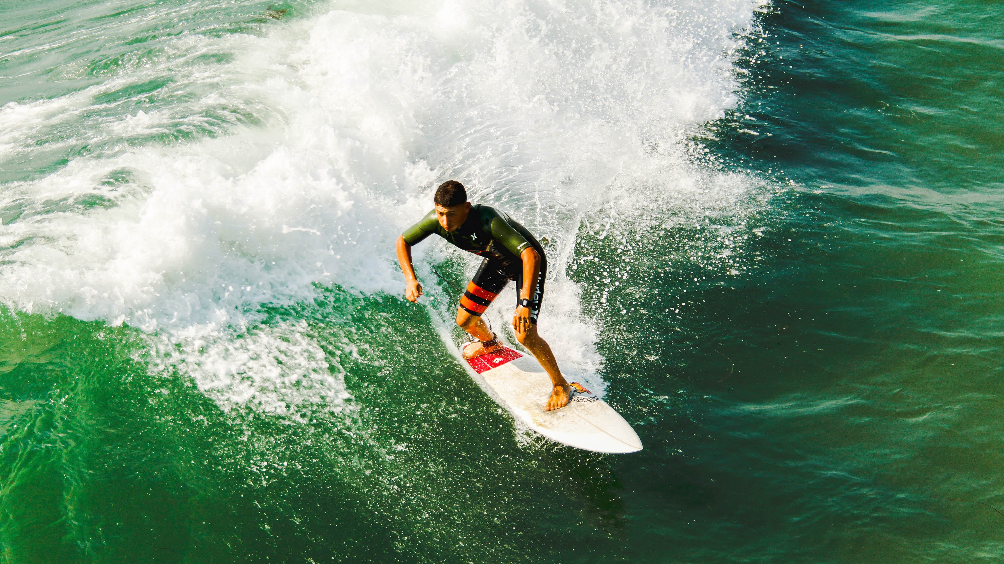 赛场上的双重叙事，法国队的碾压与中国力量的星火
